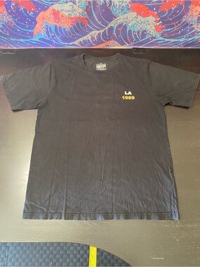 LA 1989 Men's Short Sleeve Graphic Tee in Black